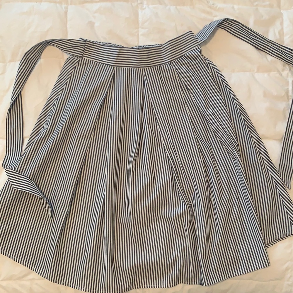 Navy white pleated midi skirt.